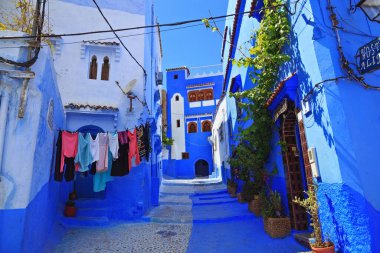 CheFCHAOUEN, MoroCCO - 29 Mayıs 2017: Chaouen 'deki Medine' nin mavi duvarlarının görüntüsü. Şehir binalarının mavi tonlarıyla ünlüdür ve bu Şef 'i ziyaretçiler için çok çekici kılar..