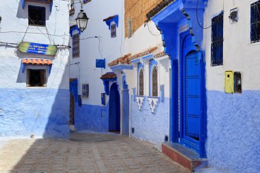 CheFCHAOUEN, MoroCCO - 29 Mayıs 2017: Chaouen 'deki Medine' nin mavi duvarlarının görüntüsü. Şehir binalarının mavi tonlarıyla ünlüdür ve bu Şef 'i ziyaretçiler için çok çekici kılar..