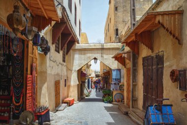 Fez, MoroCCO - 31 Mayıs 2017: Medina Mahallesi 'nin manzarası. Fez 'in Medina' sı Dünya Mirası Listesi 'nde yer almaktadır ve dünyanın en büyük yaya bölgelerinden biridir..