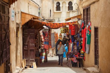 Fez, MoroCCO - 31 Mayıs 2017: Medina Mahallesi 'nin manzarası. Fez 'in Medina' sı Dünya Mirası Listesi 'nde yer almaktadır ve dünyanın en büyük yaya bölgelerinden biridir..