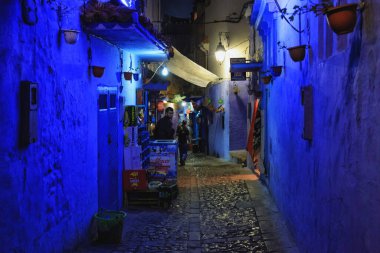 ChefchaOUEN, MoroCCO - 29 Mayıs 2017: Chefchaouen Medina 'da gece görüşü. Şehir binalarının mavi tonlarıyla ünlüdür ve bu Şef 'i ziyaretçiler için çok çekici kılar..