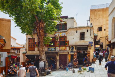 Fez, MoroCCO - 31 Mayıs 2017: Medina Mahallesi 'nin manzarası. Fez 'in Medina' sı Dünya Mirası Listesi 'nde yer almaktadır ve dünyanın en büyük yaya bölgelerinden biridir..