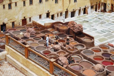 Fez, MoroCCO - 31 Mayıs 2017: Fez 'deki tabakhane. Şehirdeki bronzlaşma sektörü başlıca turizm merkezlerinden biri olarak kabul ediliyor. Tabakhaneler boya dolu yuvarlak taş kuyularıyla dolu.