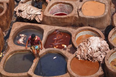 FEZ, MOROCCO - 31 Mayıs 2017: Fez 'deki tabakhanedeki bilinmeyen woker. Şehirdeki solaryum endüstrisi en önemli turizm merkezlerinden biri olarak kabul ediliyor..