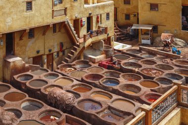 Fez, MoroCCO - 31 Mayıs 2017: Fez 'deki tabakhane. Şehirdeki bronzlaşma sektörü başlıca turizm merkezlerinden biri olarak kabul ediliyor. Tabakhaneler boya dolu yuvarlak taş kuyularıyla dolu.