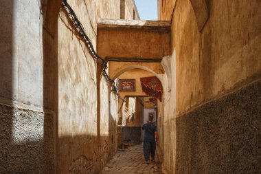 Fez, MoroCCO - 31 Mayıs 2017: Medine 'nin Fez bölgesinde bilinmeyen bir adam. Fez 'in Medina' sı Dünya Mirası Listesi 'nde yer almaktadır ve dünyanın en büyük yaya bölgelerinden biridir..