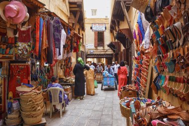 FEZ, MoroCCO - 31 Mayıs 2017: Fez 'in Medina çeyreğindeki pazarı görmek. Fez 'in Medina' sı Dünya Mirası Listesi 'nde yer almaktadır ve dünyanın en büyük yaya bölgelerinden biridir..
