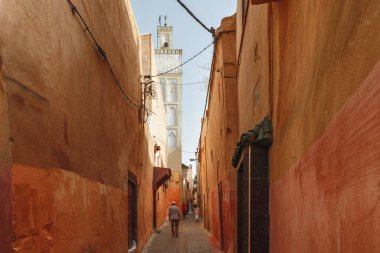 MEKNES, FOCCO - Haziran 01, 2017: Meknes Medine 'de dar sokaklar. Meknes, Fas 'ın dört imparatorluk şehrinden biridir ve krallıktaki altıncı büyük nüfus şehridir..