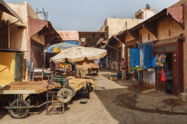 MEKNES, FOCCO - Haziran 01, 2017: Meknes Medine 'deki eski pazar. Meknes, Fas 'ın dört imparatorluk şehrinden biridir ve krallıktaki altıncı büyük nüfus şehridir..