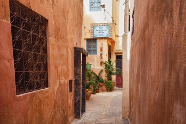 MEKNES, FOCCO - Haziran 01, 2017: Meknes Medine 'de dar sokaklar. Meknes, Fas 'ın dört imparatorluk şehrinden biridir ve krallıktaki altıncı büyük nüfus şehridir..