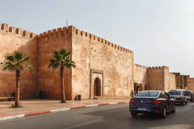 MEKNES, FOCCO - Haziran 01, 2017: Meknes tarih merkezindeki antik duvarların görüntüsü. Meknes, Fas 'ın dört imparatorluk şehrinden biridir ve krallıktaki altıncı büyük nüfus şehridir..