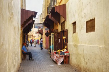 MEKNES, FOCCO - Haziran 01, 2017: Meknes Medine 'deki eski dar sokaklar. Meknes, Fas 'ın dört imparatorluk şehrinden biridir ve krallıktaki altıncı büyük nüfus şehridir..