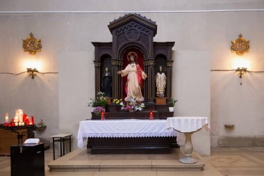 BARCELONA, İSPAN - 15 Mayıs 2017 San Agustin Kilisesi 'nin kilisesinde sunak. Barcelona 'da El Raval' da bir Katolik tapınağı. Placa de Sant Agusti caddesinde..