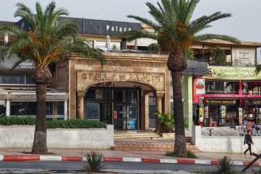 MEKNES, FOCCO - Haziran 01, 2017: Meknes merkezindeki eski tarihi binalar. Meknes, Fas 'ın dört imparatorluk şehrinden biridir ve krallıktaki altıncı büyük nüfus şehridir..