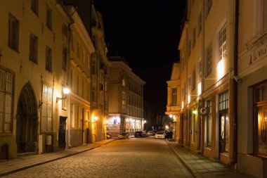 Tallinn 'in tarihi bölümündeki eski binaların gece görüşü. 12 Ocak 2018 Tallinn' in tarihi kısmı. Şehir, Estonya 'nın başkenti ve en kalabalık şehridir.. 