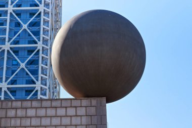 BARCELONA, İspanya - 15 Mayıs 2017: Port Olimpiyat bölgesinde Barcelona 'nın merkezinde top şeklinde modern heykel.