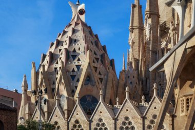 BARCELONA, SPAIN - 15 Mayıs 2017: Tamamlanmamış Roma Katolik Küçük Bazilikası (UNESCO Dünya Mirası 'nın bir parçası)' nın çatı kısımları. Mimar Antoni Gaudi tarafından tasarlandı..