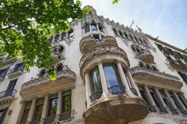 BARCELONA, İspanya - 16 Mayıs 2017: Passeig de Gracia Caddesi 'ndeki Barcelona' nın Eixample ilçesindeki Casa Lleo Morera 'nın görüntüsü. Modern mimar Lluis Domenech i Montaner tarafından tasarlanan bina.