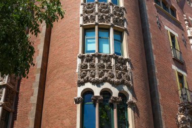 Barcelona, İspanya - 16 Mayıs 2017: Casa de les Punxes veya Casa Terradas 'ın Pencereleri. Modern mimar Josep Puig i Cadafalch tarafından tasarlanmış bir bina. 1905 'te inşa edilmiş..