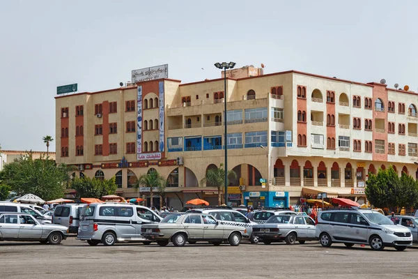 MEKNES, FOCCO - HAZİRAN 01, 2017: Meknes 'teki büyük taksi vagonlarına park etmek. Meknes, Fas 'ın dört imparatorluk şehrinden biridir ve krallıktaki altıncı büyük nüfus şehridir..