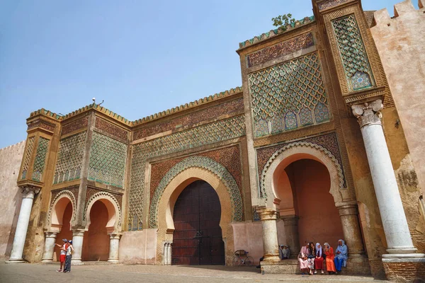 MEKNES, MorOCCO - HAZİRAN 01, 2017: Meknes 'teki Bab Mansour Kapısı (kapı 1732' de tamamlandı). Meknes, Fas 'ın dört imparatorluk şehrinden biridir ve krallıktaki altıncı büyük nüfus şehridir..