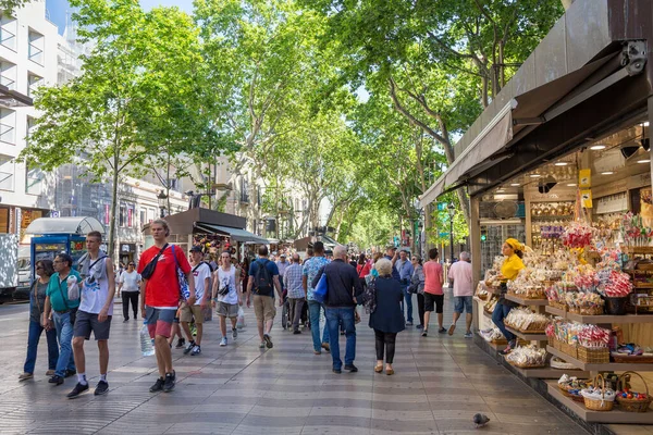 Barcelona España Mayo 2017 Turistas Desconocidos Caminando Por Famosa Calle — Foto de Stock