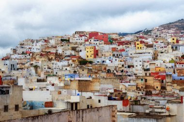 Kuzey Fas 'taki Tetouan Medina semtinin renkli eski binalarının manzarası. Bir medine tipik olarak dar ve labirent benzeri sokaklarla çevrili ve çoğu zaman tarihi evler ve mekanlar içerir..
