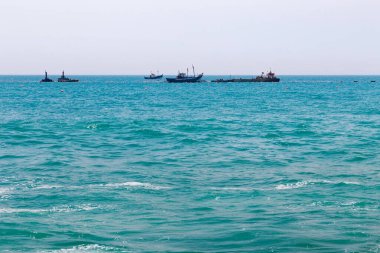 Güneşli bir günde Fas yakınlarındaki Atlantik Okyanusu 'ndaki gemilerin görüntüsü..
