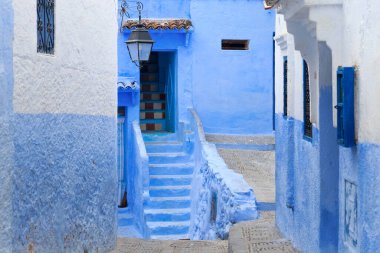 Chefchaouen (Chaouen), Fas 'taki Medine' deki eski evlerden birine giriş. Şehir binalarının mavi tonlarıyla ünlüdür ve bu Şef 'i ziyaretçiler için çok çekici kılar..