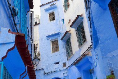 Chefchaouen, Fas 'taki Medine' nin mavi duvarlarının manzarası. Chaouen olarak da bilinen şehir, binalarının mavi tonlarıyla ünlüdür ve bu Şef 'i ziyaretçiler için çok çekici kılar..