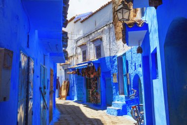 Chefchaouen, Fas 'taki Medine' nin mavi duvarlarının manzarası. Chaouen olarak da bilinen şehir, binalarının mavi tonlarıyla ünlüdür ve bu Şef 'i ziyaretçiler için çok çekici kılar..