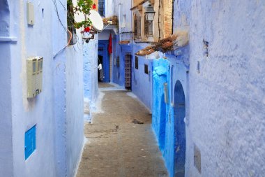 Chefchaouen, Fas 'taki Medine' nin mavi duvarlarının manzarası. Chaouen olarak da bilinen şehir, binalarının mavi tonlarıyla ünlüdür ve bu Şef 'i ziyaretçiler için çok çekici kılar..