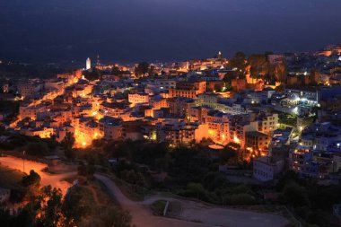 Fas 'taki Şef' in gece görüşü. Şehir binalarının mavi tonlarıyla ünlüdür ve bu Şef 'i ziyaretçiler için çok çekici kılar..