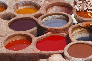 Fas, Fez 'deki eski tabakhane. Şehirdeki bronzlaşma sektörü başlıca turizm merkezlerinden biri olarak kabul ediliyor. Tabakhaneler boya dolu yuvarlak taş kuyularıyla dolu..
