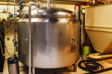 Bira üretimi için küçük bir bira fabrikasında ekipman..