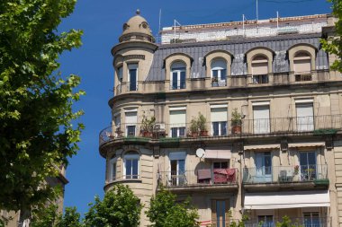 Güneşli bir günde Barcelona 'nın merkezindeki modern tarzda eski tarihi binalardan biri. İspanya.