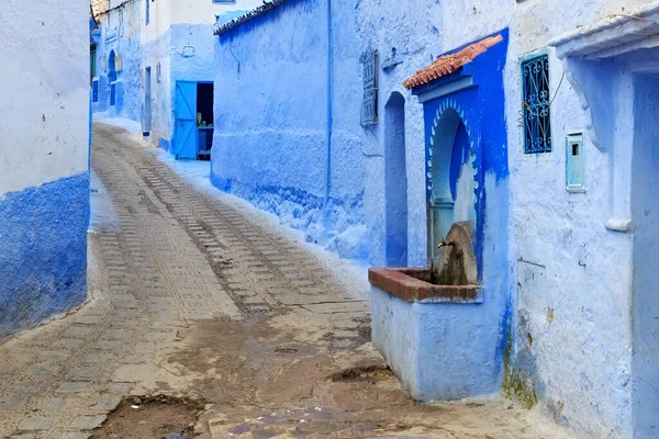 Chefchaouen, Fas 'taki Medine' nin mavi duvarlarının manzarası. Chaouen olarak da bilinen şehir, binalarının mavi tonlarıyla ünlüdür ve bu Şef 'i ziyaretçiler için çok çekici kılar..