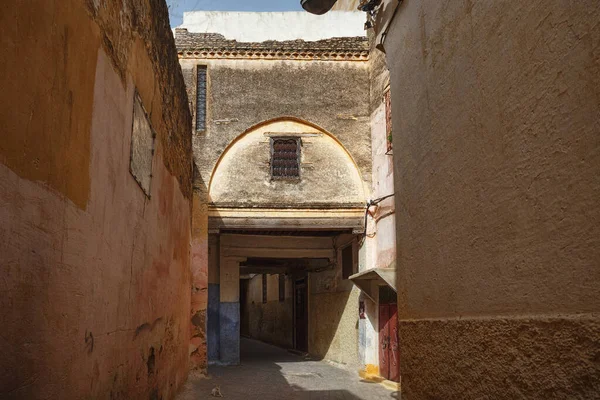 Meknes Medine 'deki eski kapı. Meknes, Fas 'ın dört imparatorluk şehrinden biridir ve krallıktaki altıncı büyük nüfus şehridir..