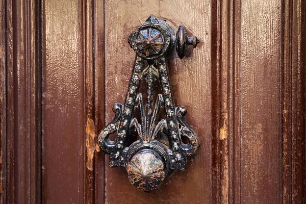 Old Shabby Vintage Metal Door Knocker Wooden Door — Stock Photo, Image