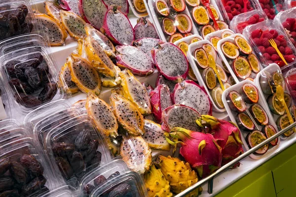 市場でのプラスチック包装における新鮮な果物の販売 — ストック写真