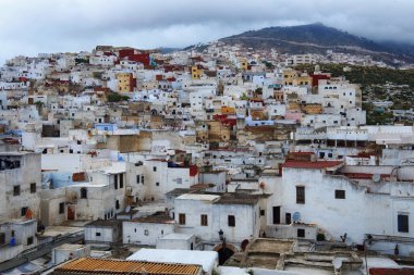 Kuzey Fas 'taki Tetouan Medina semtinin renkli eski binalarının manzarası. Bir medine tipik olarak dar ve labirent benzeri sokaklarla çevrili ve çoğu zaman tarihi evler ve mekanlar içerir..
