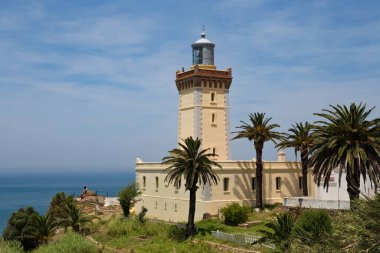 Kuzey Fas 'taki Cape Spartel' deki Atlantik Okyanusu kıyısındaki eski deniz fenerinin manzarası..