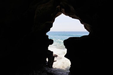 Cape Spartel, Fas 'taki Herkül Mağaraları' nın manzarası. Atlantik Okyanusu yakınlarındaki bir arkeolojik mağara, Tanca 'nın 14 kilometre batısında, popüler bir turistik ilgi merkezi..