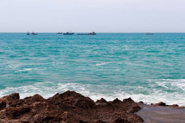 Güneşli bir günde Fas kıyısı yakınlarındaki Atlantik Okyanusu 'ndaki gemilerin görüntüsü.