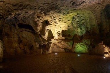 Fas 'taki Cape Spartel' deki Herkül Mağaraları 'nın içinde. Atlantik Okyanusu yakınlarındaki bir arkeolojik mağara, Tanca 'nın batısında, popüler bir turizm merkezi..