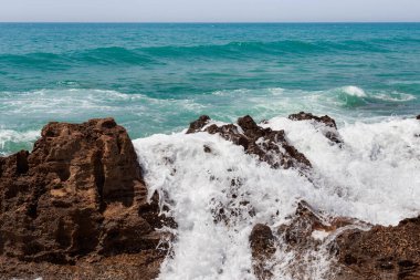 Güneşli bir günde Atlantik Okyanusu manzarası.