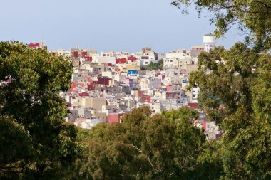 Güneşli bir günde, Tangier 'in tarihi kısmındaki Medine' nin eski binalarının havadan görünüşü. Fas.