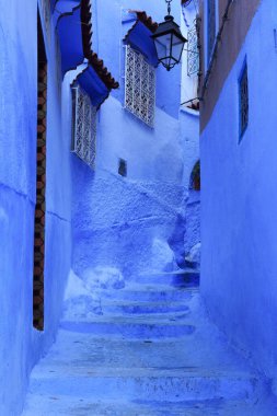 Chefchaouen, Fas 'taki Medine' nin mavi duvarlarının manzarası. Chaouen olarak da bilinen şehir, binalarının mavi tonlarıyla ünlüdür ve bu Şef 'i ziyaretçiler için çok çekici kılar..