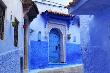 Chefchaouen (Chaouen), Fas 'taki Medine' deki eski evlerden birine giriş. Şehir binalarının mavi tonlarıyla ünlüdür ve bu Şef 'i ziyaretçiler için çok çekici kılar..