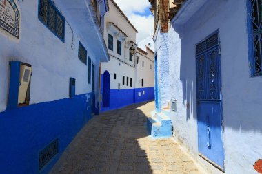 Chefchaouen, Fas 'taki Medine' nin mavi duvarlarının manzarası. Chaouen olarak da bilinen şehir, binalarının mavi tonlarıyla ünlüdür ve bu Şef 'i ziyaretçiler için çok çekici kılar..